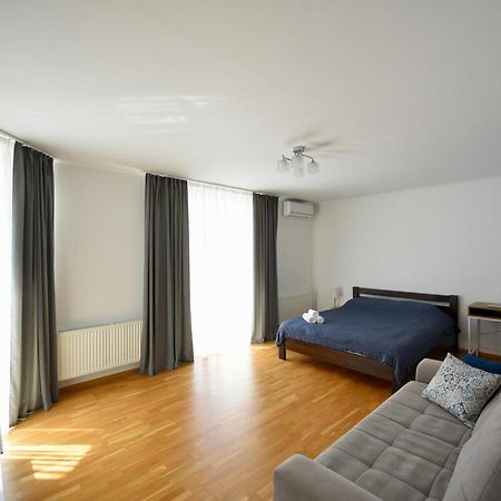 Cozy Apartment Next To The Park Ternopil Exterior foto